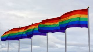 Karta LGBT Plus legalizuje pedofilię? Obalamy mity, powielane w prawicowej prasie