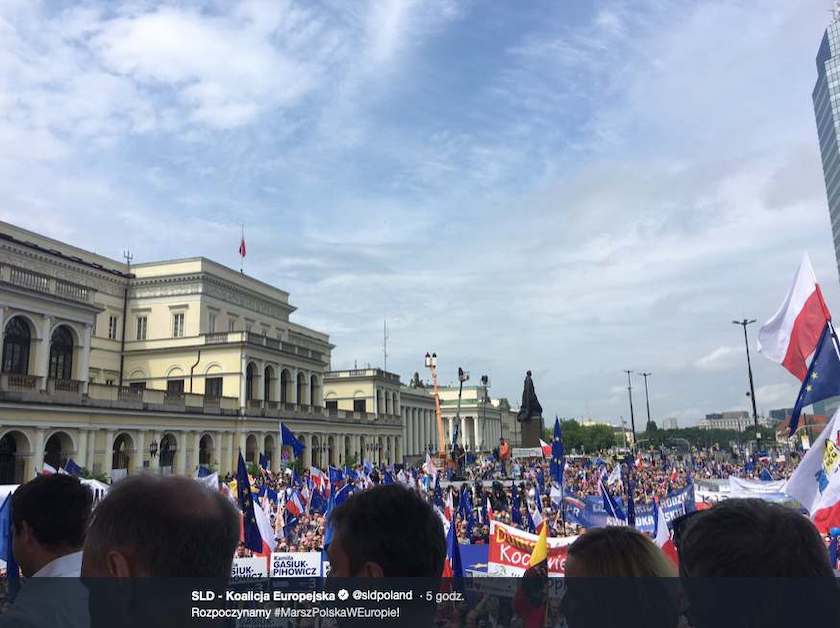 Sprzeczne informacje ws. frekwencji na marszu Polska w Europie obiegły sieć i rozpoczęły polityczną dyskusję