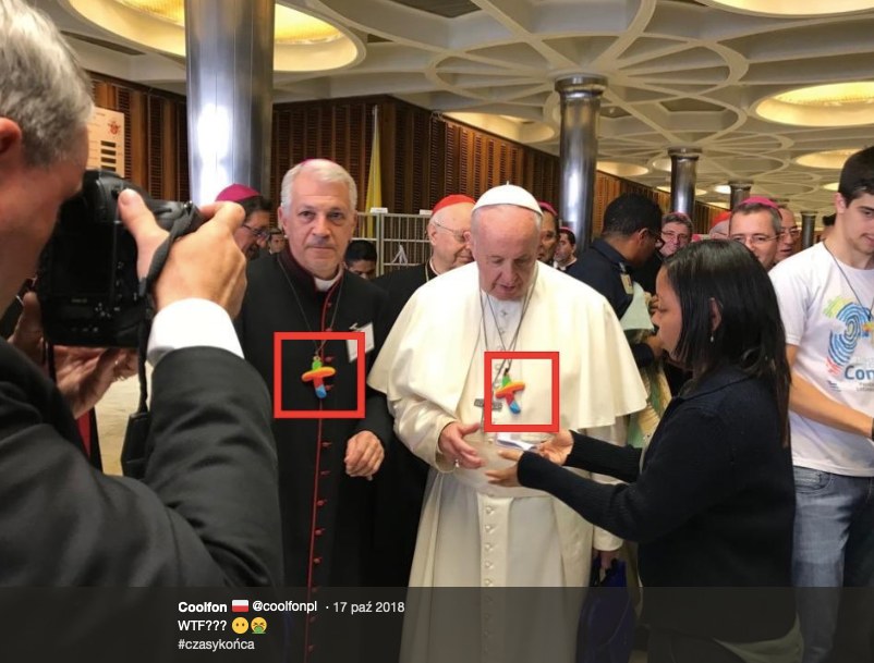Papież i krzyż w kolorach tęczy. Zdjęcia Franciszka znów wywołują emocje w kontekście afery w Płocku