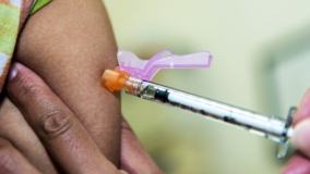 Medyczne teorie spiskowe. Facebook włącza się w walkę z antyszczepionkowcami