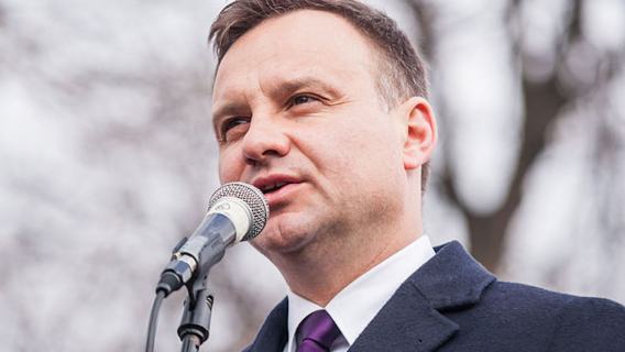 Fotomontaż z Andrzejem Dudą przy grobie L. Kaczyńskiego obiega sieć. Na prezydenta posypała się krytyka