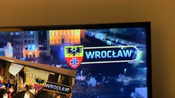 Błąd w relacji TVN24 z protestów we Wrocławiu. Pokazano wprowadzony przez nazistów herb miasta z okresu II wojny światowej