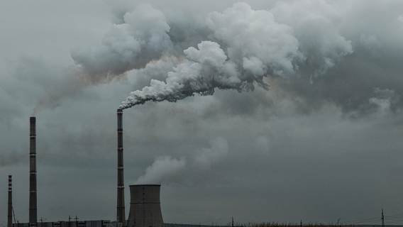 Dziennikarska manipulacja, wybiórcze fakty. Neguje poważny problem zanieczyszczenia powietrza w Polsce