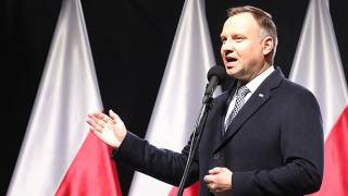 Andrzej Duda na tle polskiej flagi