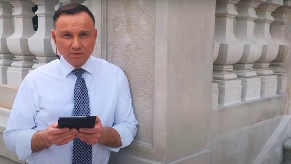 Duda podczas debaty w Końskich czytał z promptera? Telewizja Publiczna zabrała głos