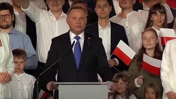 Andrzej Duda z małżonką i córką podczas wiecu wyborczego