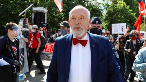 “Janusz Korwin-Mikke nie żyje?”. Popularny serwis manipuluje czytelnikami