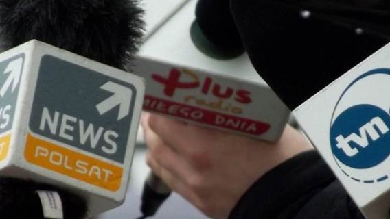 Mikrofony stacji Polsat News, TVN24 i Radia Plus