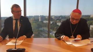 Podpisywanie umowy między TVP a episkopatem.