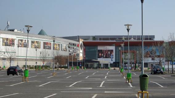 Opustoszały parking przed sklepem