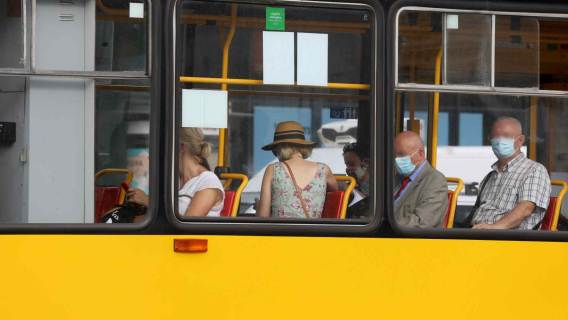 Pasażerowie w tramwaju z założonymi maskami.