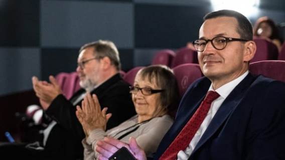 Morawiecki w kinie bez maseczki. Tak, premier złamał zalecenie rządu