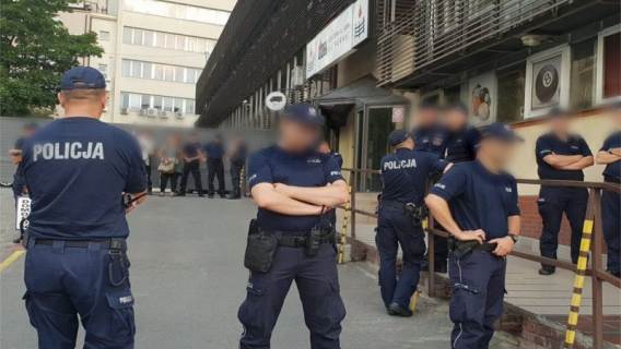 Policjanci przed siedzibą PiS