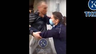 Giżyck: policjantka zatrzymuje mężczyznę bez maseczki