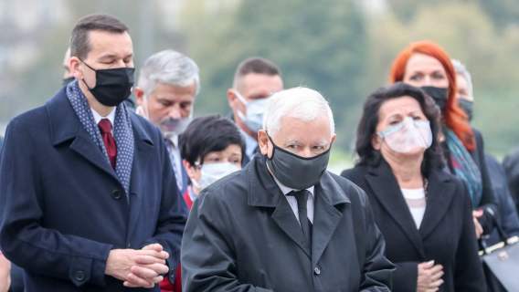 Mateusz Morawiecki i Jarosław Kaczyński w maseczkach